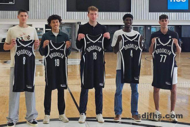 曾凡博签篮网，跑龙套还是真有戏？