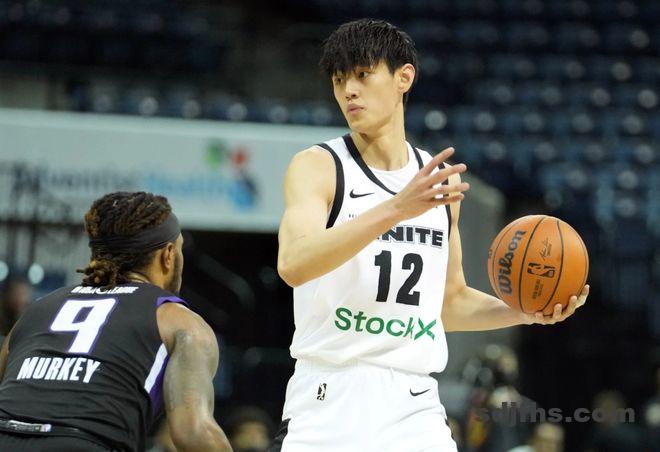 曾凡博签篮网，跑龙套还是真有戏？