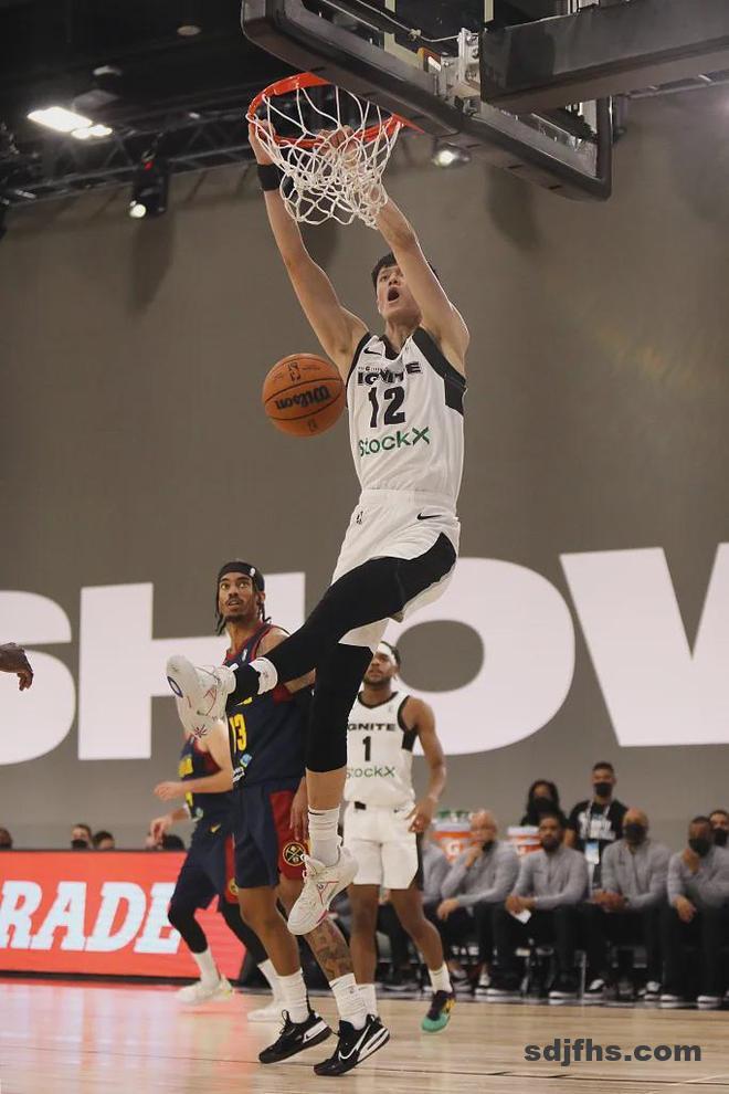 曾凡博签篮网，跑龙套还是真有戏？