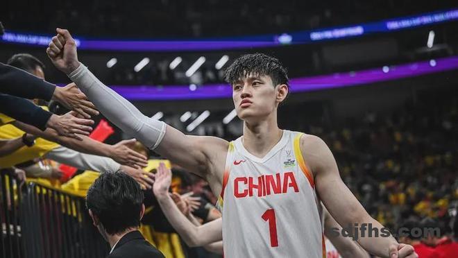 曾凡博签篮网，跑龙套还是真有戏？