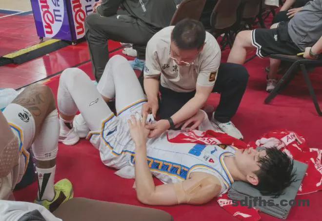 曾凡博签篮网，跑龙套还是真有戏？