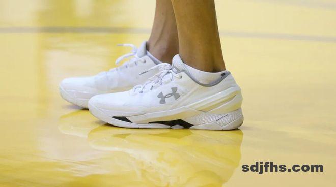 一年怒亏2个亿，库里和安德玛的“孽缘”